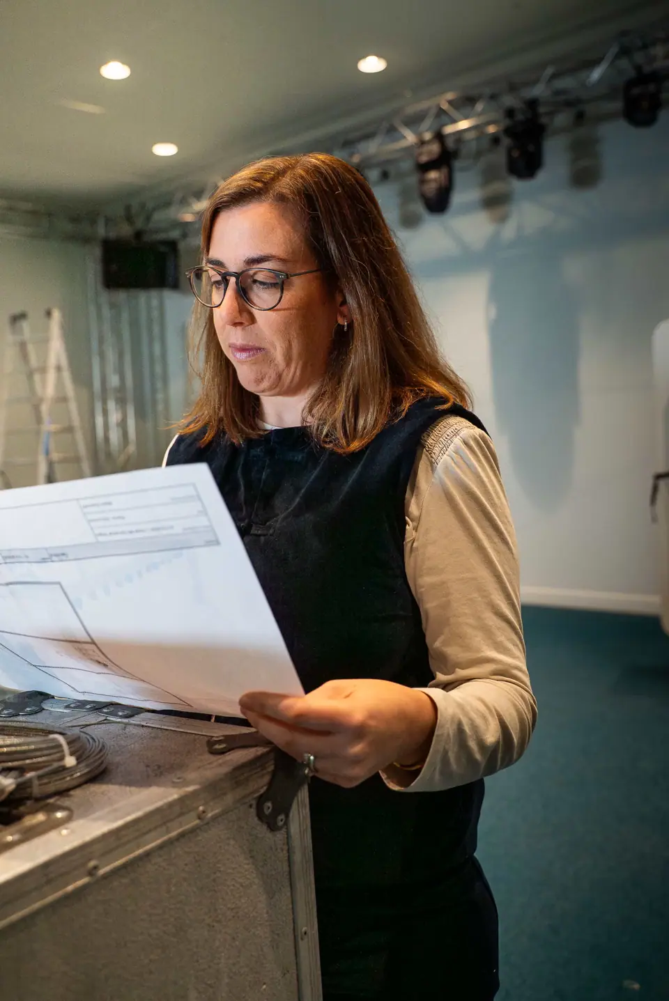 Coordinadora revisando la escaleta del evento
