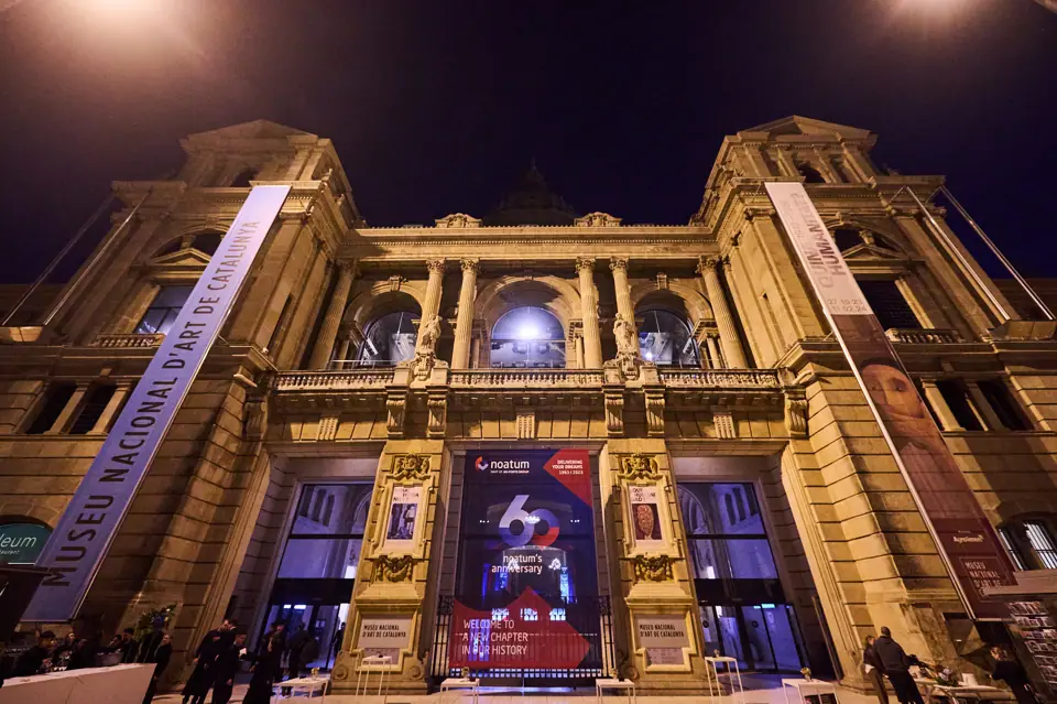 Façade illuminée du Museu Nacional d'Art de Catalunya pendant la soirée de gala des 60 ans de Noatum