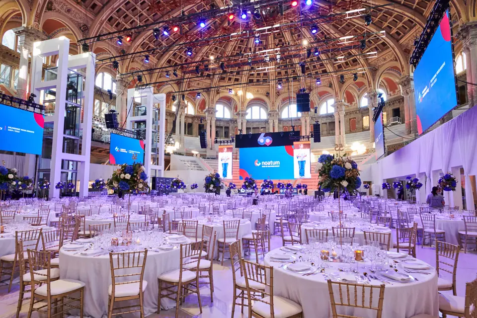Montaje de la cena de gala del 60 aniversario de Noatum en la Sala Oval del MNAC, Barcelona