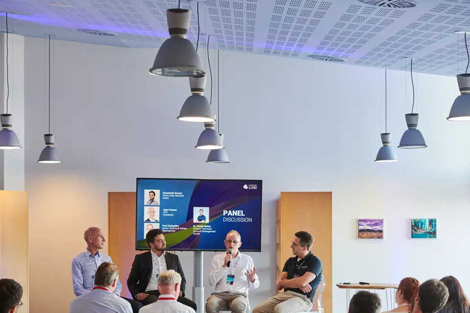 Mesa redonda con clientes o equipo interno
