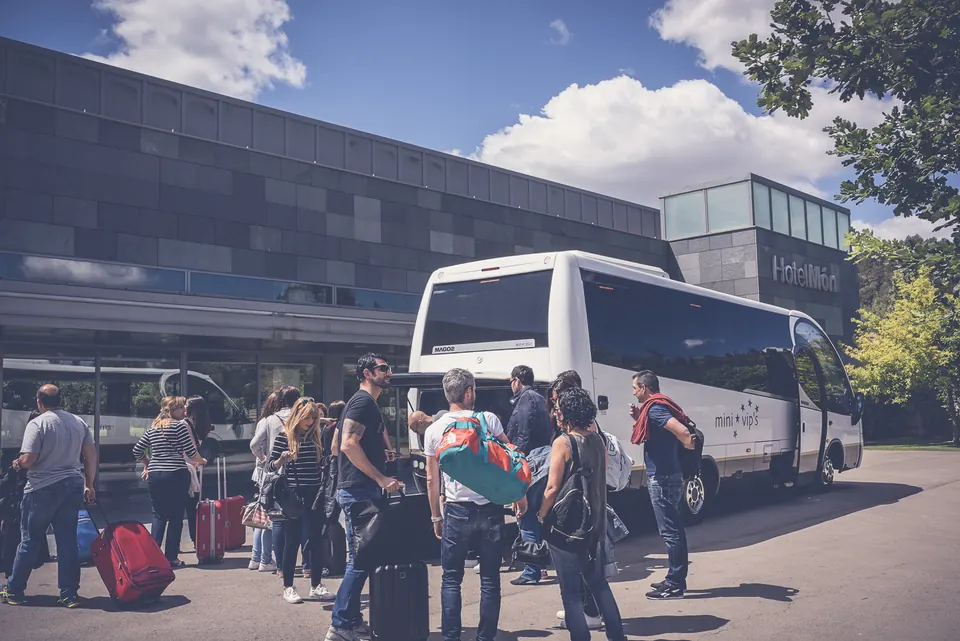 Acreditaciones y café en el claustro
