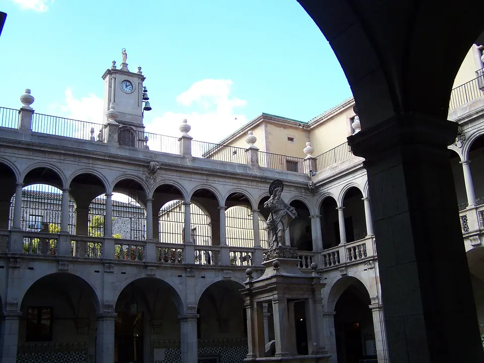 Institut d'Estudis Catalans · Casa de Convalescència (1/4)